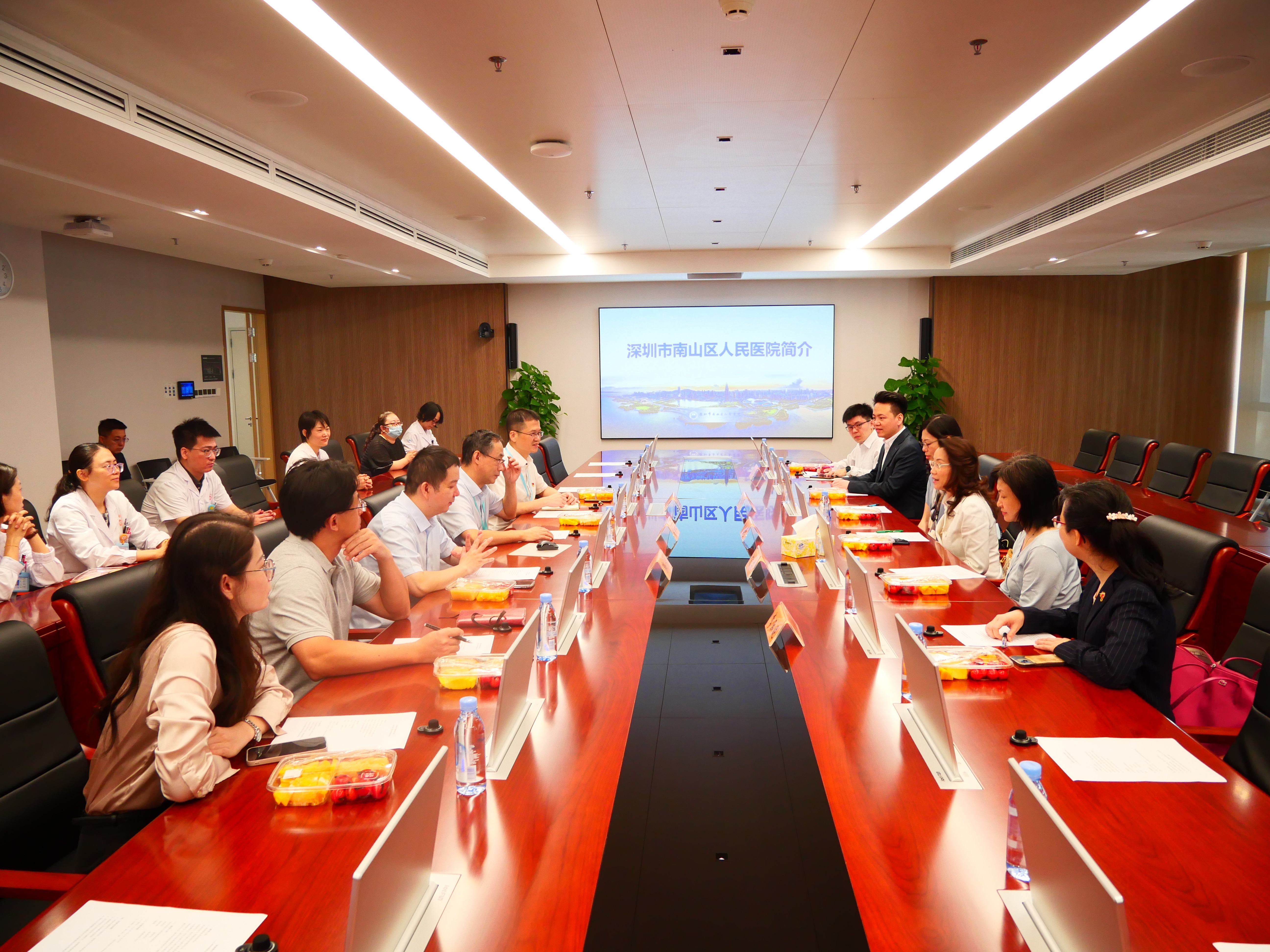 深港共绘跨境医疗新蓝图——我司携手香港医管局共赴南山医院、北大深圳医院访问交流